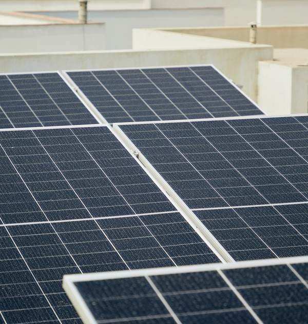Instalación EPC de paneles solares en techo industrial en Lima