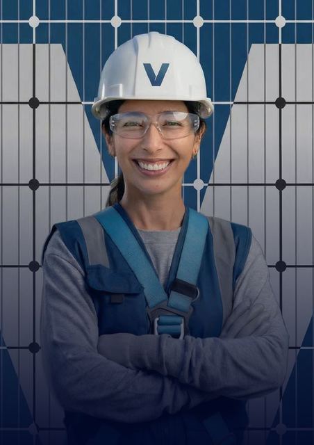 Especialista de Vitteri Energías trabajando en soluciones energéticas para empresas